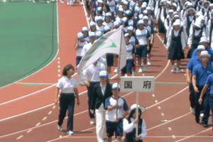 ２９日の開会式のスナップ写真，行進する国府高校選手団他（撮影：中村）