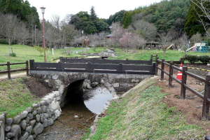 小野泉水公園に移設された滴水橋