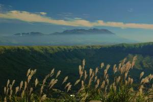 阿蘇のカルデラを囲む外輪山の向こうに見えるのは九重連山